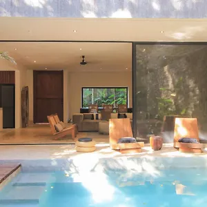 elegant-boho-style-villa-fabulous-private-rooftop-deck.quintano-roohotels.com/